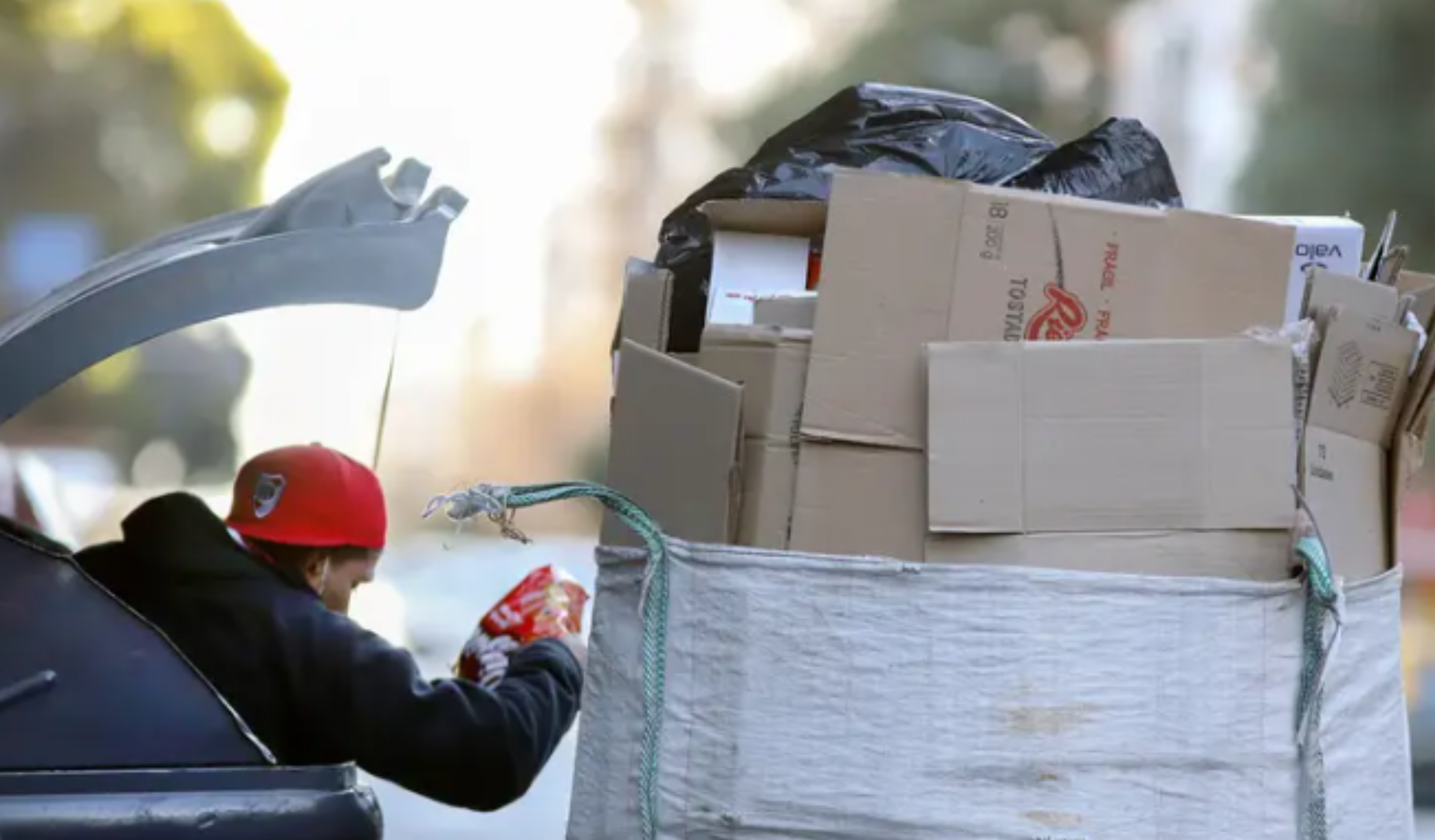 La mayoría de las familias argentinas llegan a fin de año con menos consumo, más deudas y ningún margen de ahorro