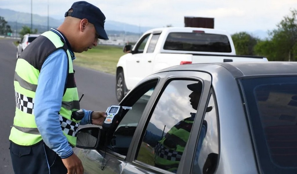 Un conductor borracho causó un accidente en un barrio de Salta: le quitaron todos los puntos de su scoring. Además deberá pagar una multa y los daños