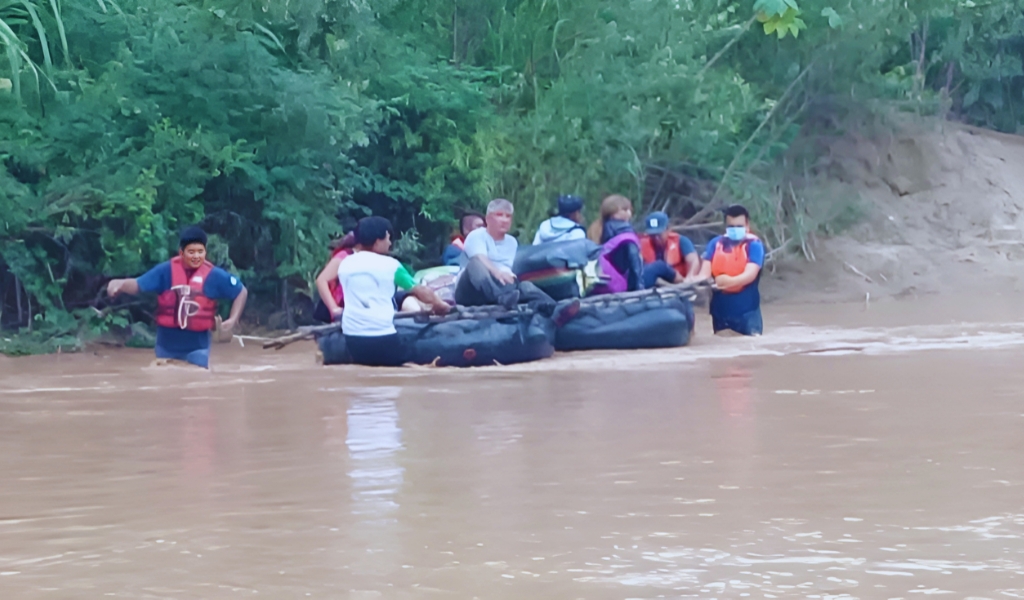 Las comunidades aisladas por el río Bermejo, son asistidas con gomones