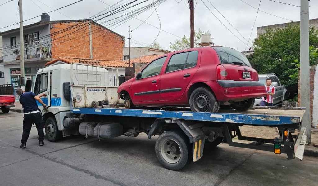 El municipio sigue retirando vehiculos abandonados: Hoy se levantaron cuatro vehículos en Avenida Constitución