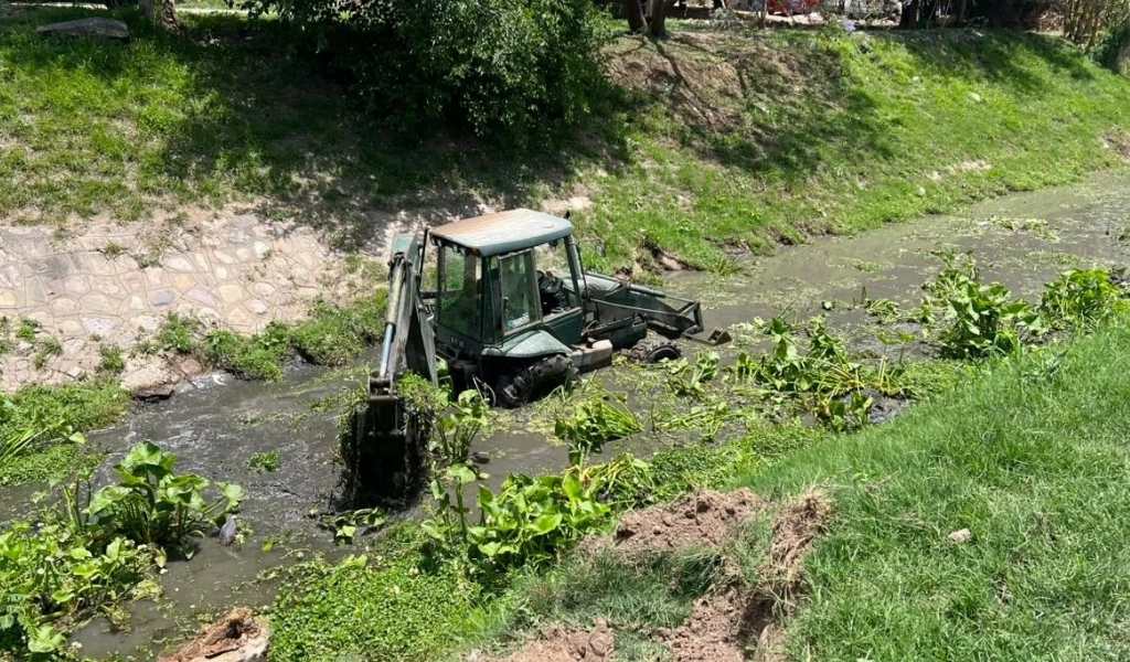 Se pide a los vecinos que no arrojen basura: Con maquinaria pesada se limpian el canal Juan XXIII y La Ribera