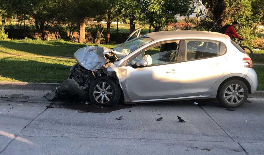 Siguen buscando a quien conducía una camioneta en barrio Soliz Pizarro: Chocó dos autos y se dio a la fuga