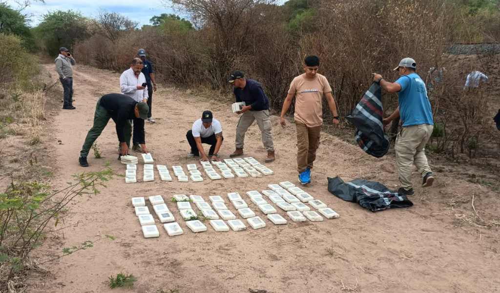 Avioneta narco en Rosario de la Frontera Detuvieron a los dos pilotos bolivianos en la terminal de ómnibus