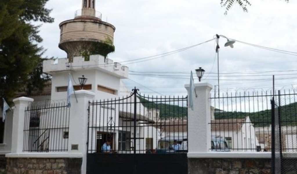 Motín: Presas de la Unidad N° 4 de la cárcel de  Villa Las Rosas se subieron al techo para reclamar por más beneficios