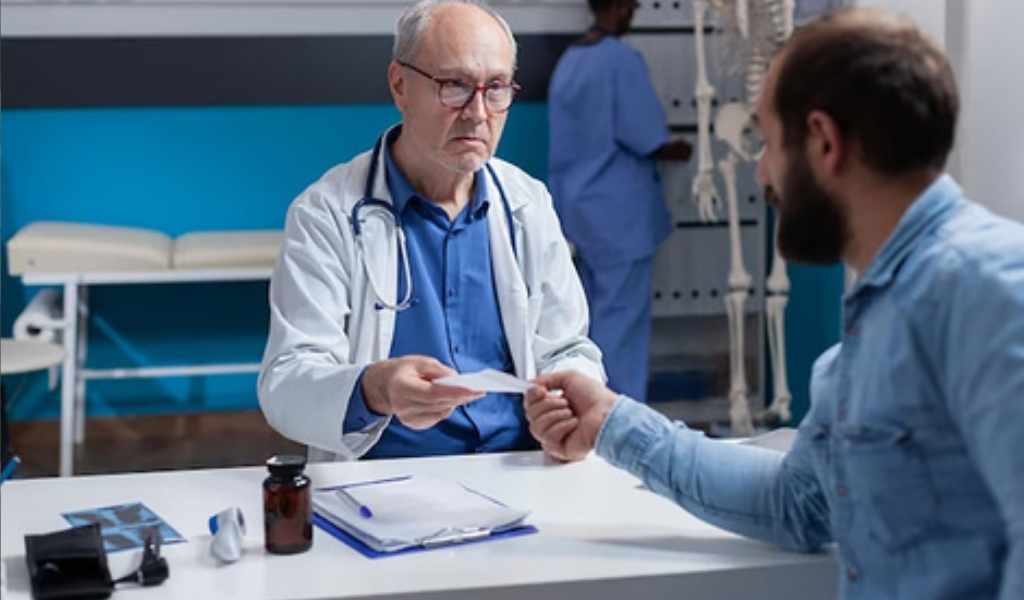 Por la escasez de profesionales proponen que médicos jubilados se reinserten en el sistema de salud publica en Salta