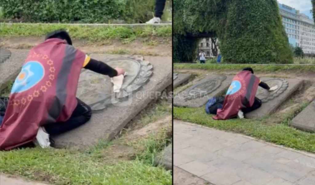 Emocionante: Cada semana Rodolfo limpia el escudo de Salta que se encuentra frente al Obelisco en plena Capital Federal