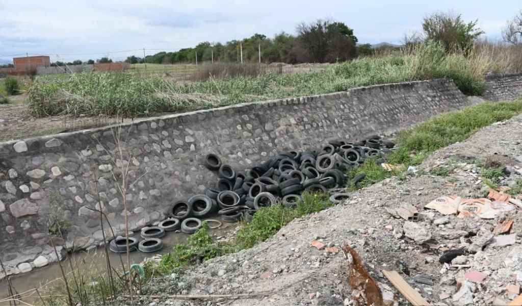 Los sucios de siempre: Arrojaron gran cantidad de neumáticos dentro del canal del río Ancho