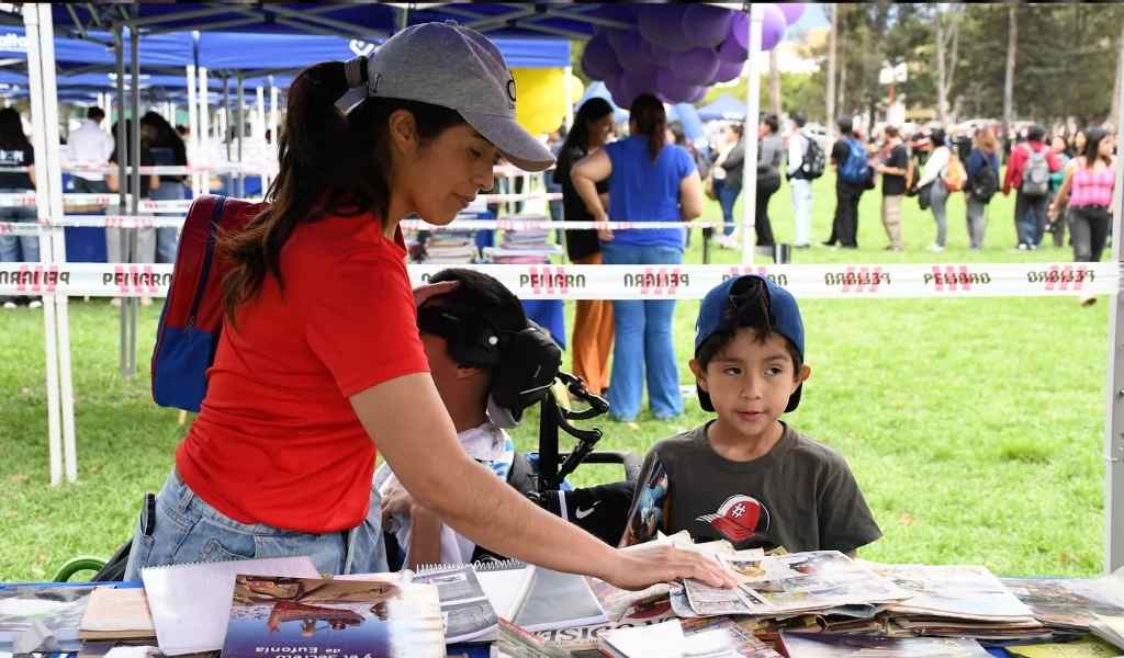 Un reconocido escritor salteño donó más de 100 ejemplares para la Suelta de Libros que se realizará este jueves en plaza Güemes