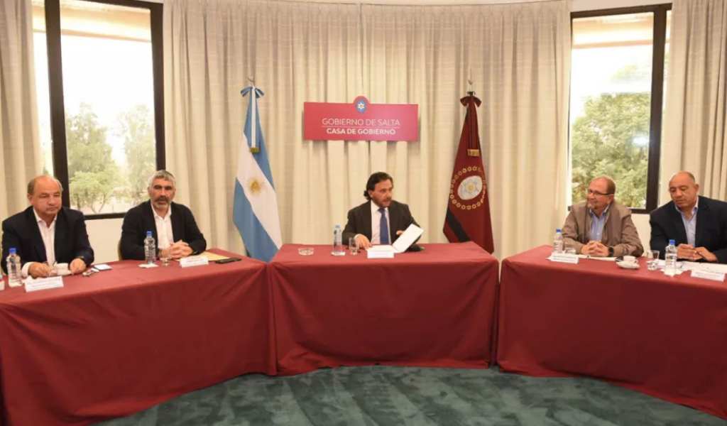 El ministro de Gobierno confirmó que todos los ministros presentaron sus renuncias: “Sáenz decide en soledad los cambios”