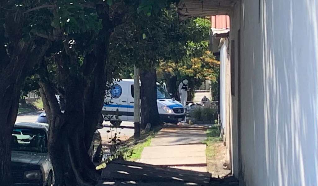 Un hombre se habría suicidado en una de las calles más transitadas de barrio Santa Ana I: Hallaron un arma de fuego junto al cuerpo
