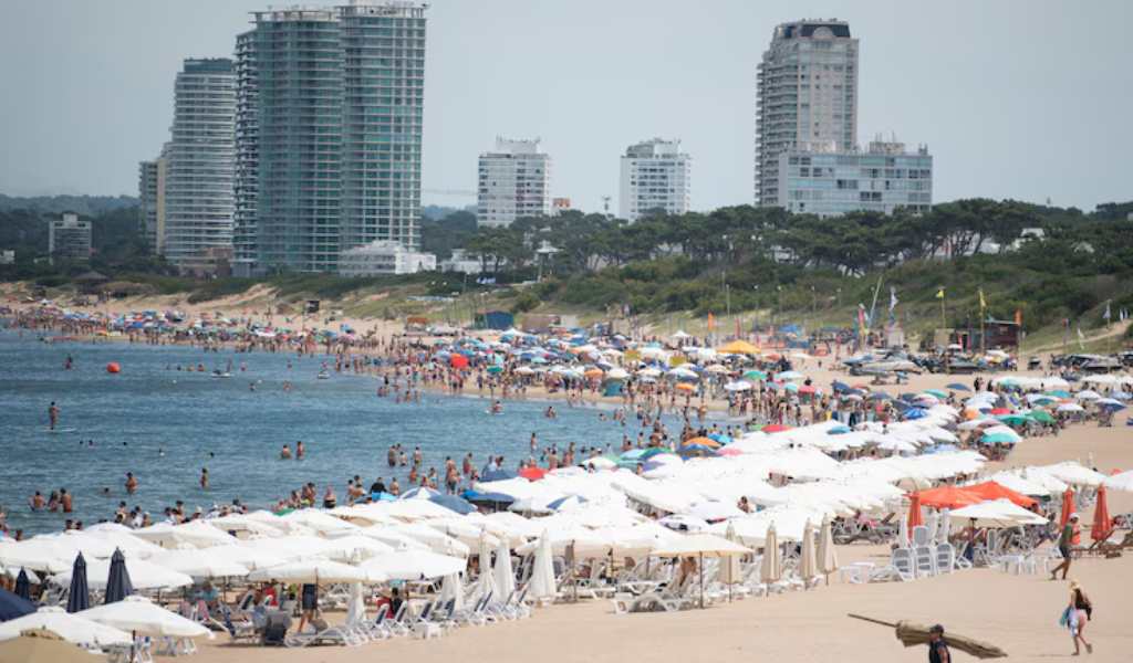 El sector turistico de Uruguay aplaude el triunfo de Milei: “Los argentinos van a gastar más que el año pasado”