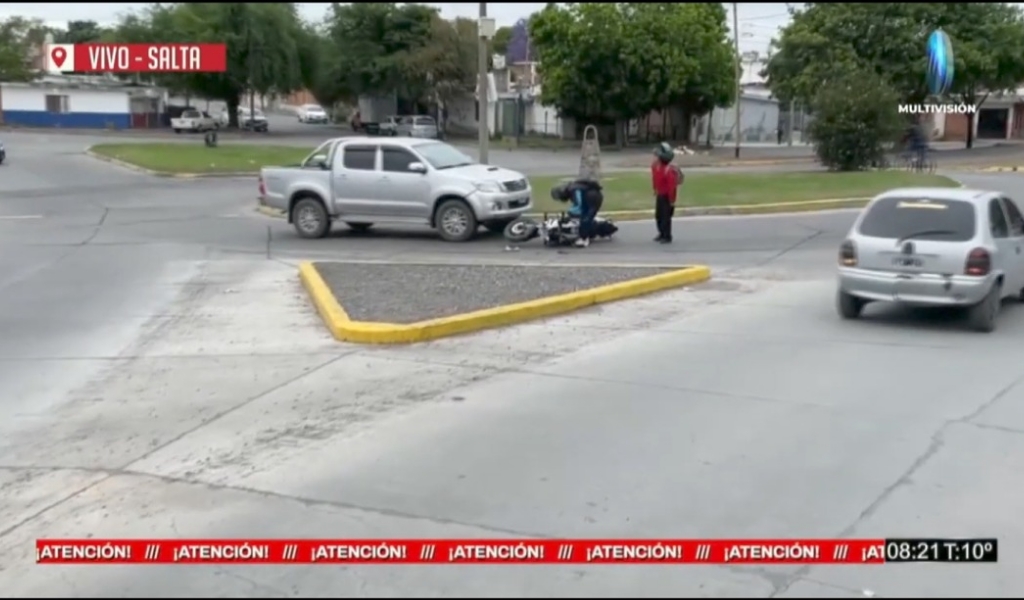 En plena transmisión de Multivisión un motociclista que circulaba en contramano chocó contra una camioneta