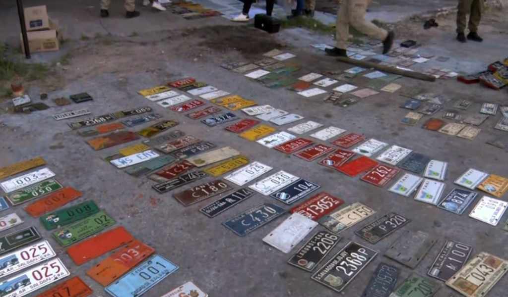 Desmantelaron una fábrica de patentes truchas en Córdoba: las vendían por internet a todo el país