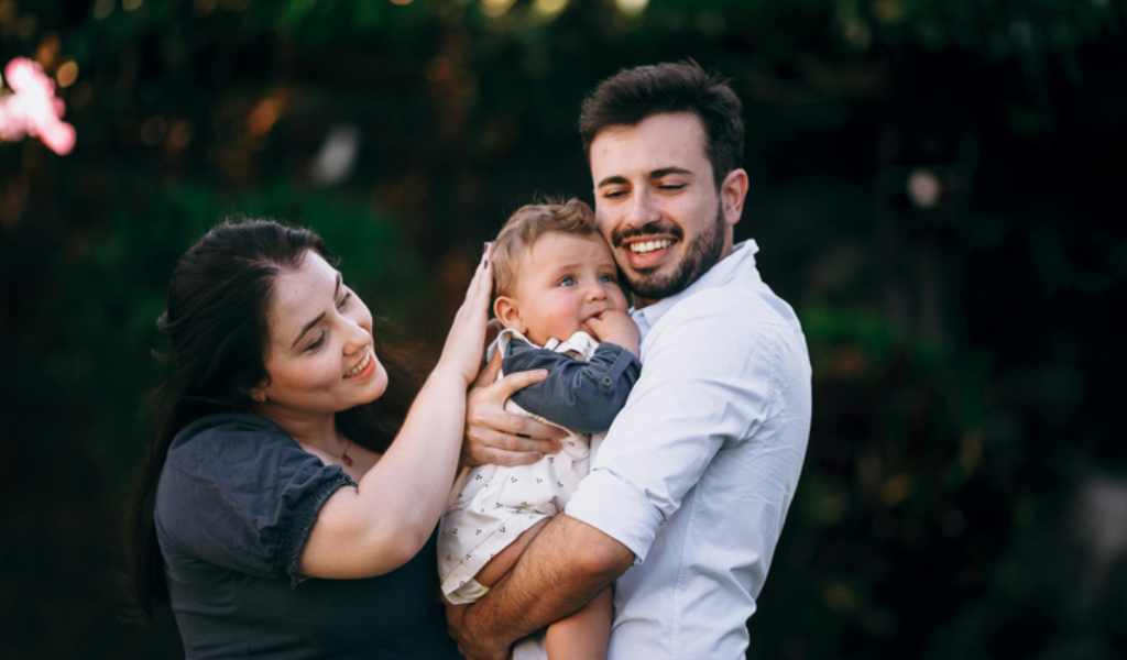 El costo de vida influye en la decisión: Cada vez más parejas en Argentina eligen tener un solo hijo