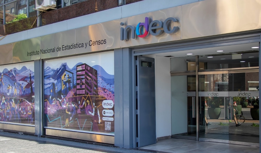 Según el INDEC los salarios registrados subieron 2,4% en agosto y superaron a la inflación por segundo mes consecutivo