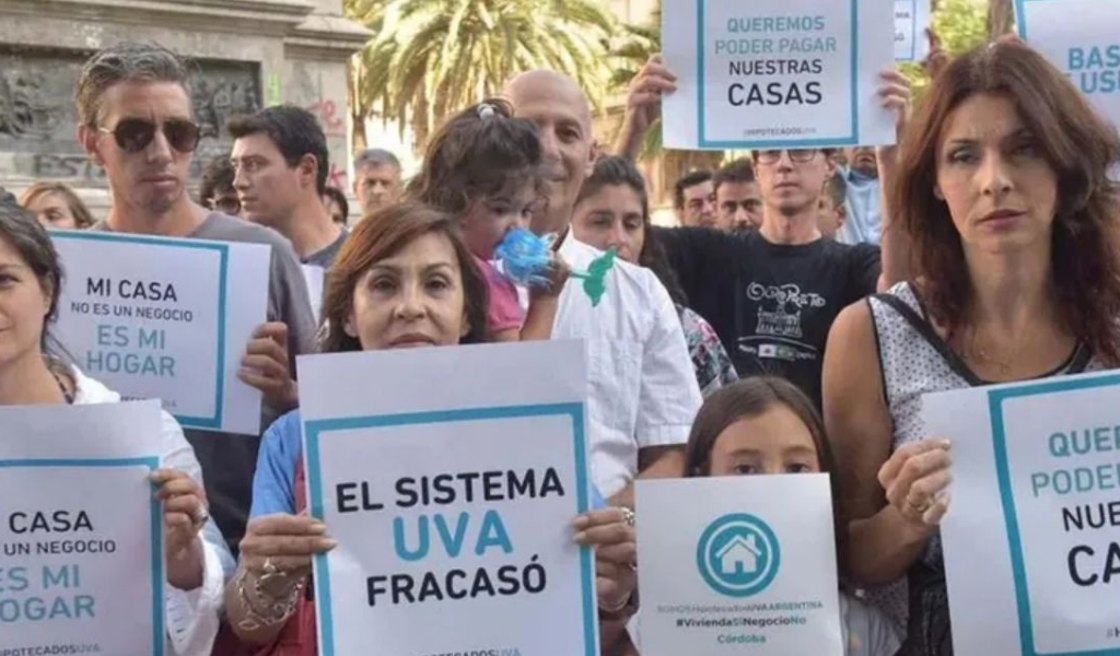 Los créditos UVA están inalcanzables: Tasas del 15% alejan el sueño de la casa propia