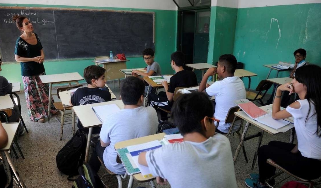 La brecha educativa es alarmante: Solo 6 de cada 10 jóvenes de menores recursos logra terminar la secundaria