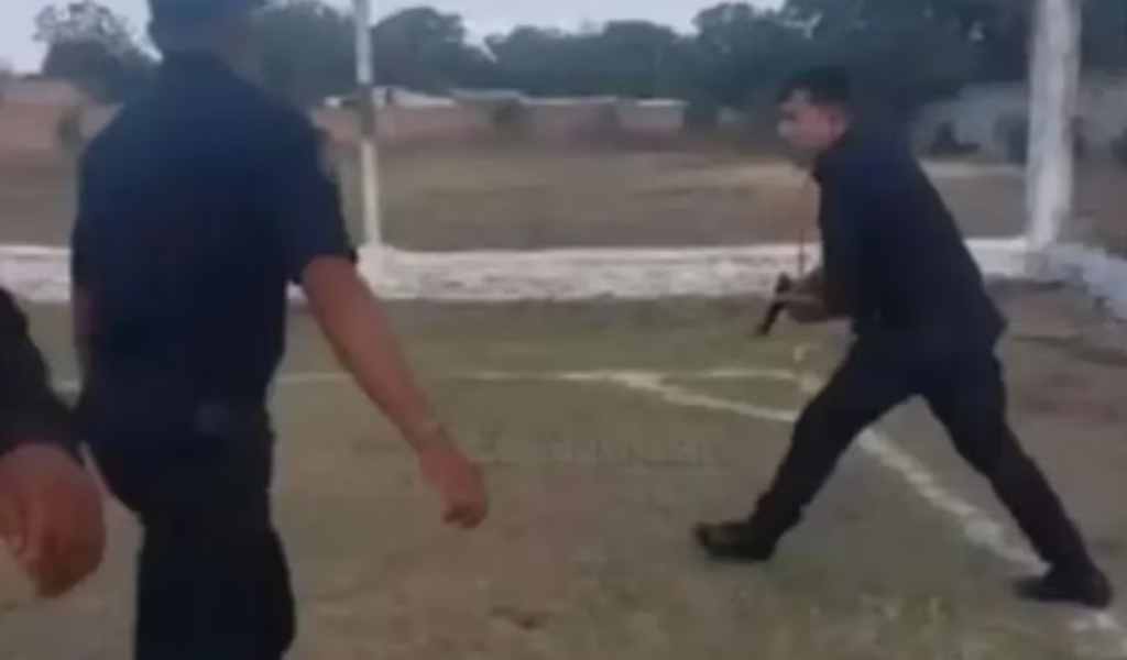 En Salta suspendieron al policía que mostró su arma durante un partido de fútbol amateur