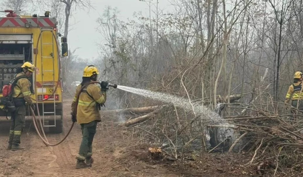 Los incendios forestales no dan tregua en el norte de Salta. Se utilizan dos aviones hidrantes y maquinaria pesada para combatirlos