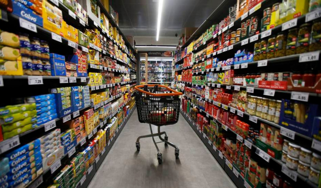 Las empresas alimenticias suben precios y ven una devaluación después del 26