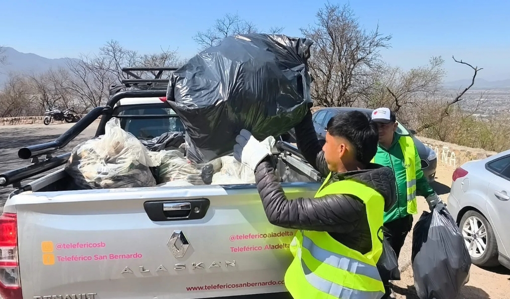 La Municipalidad realizó una profunda limpieza en el cerro San Bernardo: ¡Se levantaron 2 toneladas de residuos en 4 horas!