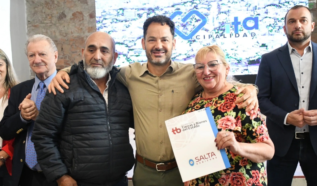 Más de 120 vecinos recibieron sus escrituras