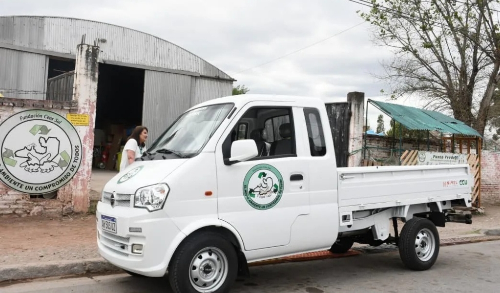 La Fundación Ceos Sol, especializada en el reciclaje, recibió una camioneta de la Muni para potenciar su trabajo