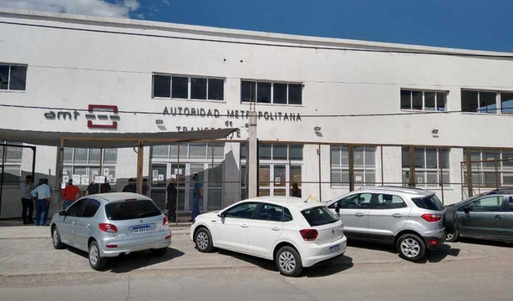 Pese a que se ven unidades muy descuidadas, la AMT otorgó una prórroga para los modelos vencidos de taxis y remises