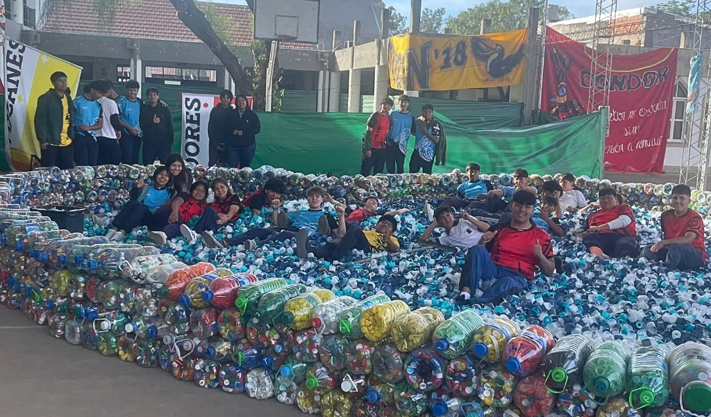 Locos lindos: Alumnos del Colegio San José recolectaron 1.700 kilos de tapitas para ayudar a niños con cáncer que atiende HOPE