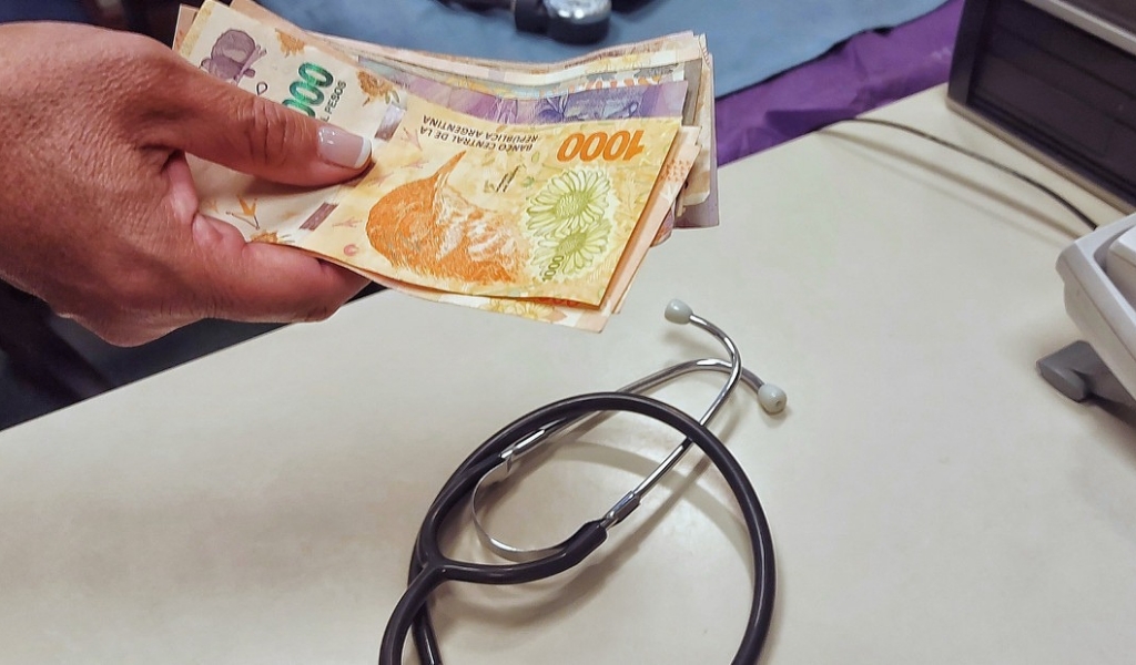 El servició podría colapsar: Más familias argentinas dejan de pagar prepagas y deciden atenderse directamente en el hospital público