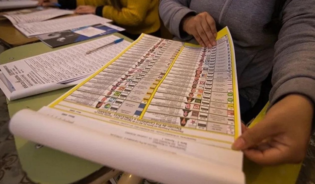Entre la decepción con la política y el desconocimiento del sistema de boleta única de papel podría desalentar al votante
