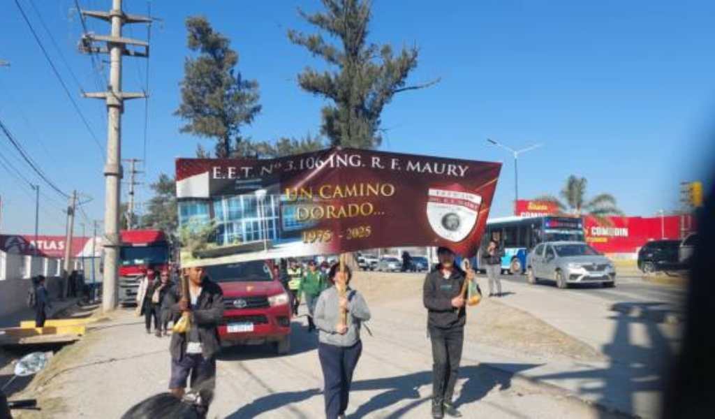Emocionante: Más de 150 estudiantes de una Escuela Técnica de Campo Quijano peregrinan hacia la Catedral