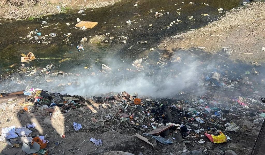 Sancionaron a un hombre que quemaba residuos en la ribera del río Arenales