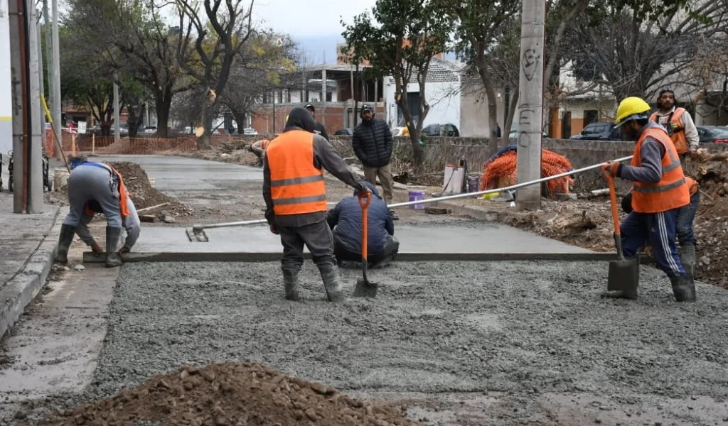 Mejoras viales: Colocaron el nuevo hormigón en la calle Corrientes al 800, entre Ituzaingó y Pellegrini