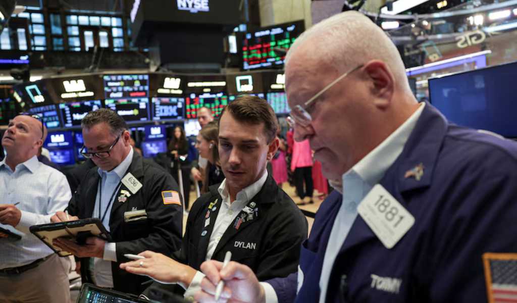 Lunes negro para el Gobierno: Subió el dólar, las acciones se derrumbaron hasta 20% en Nueva York y el riesgo país superó los 1.000 puntos