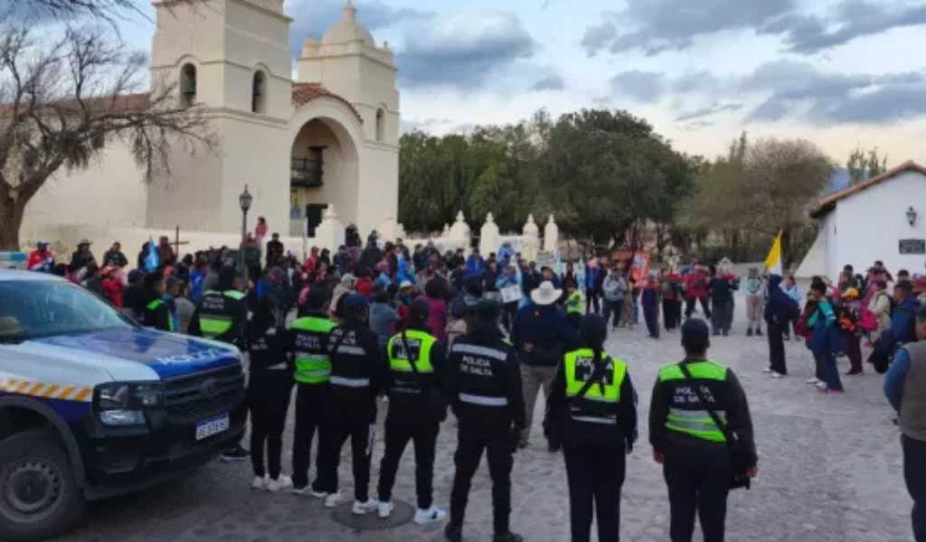 Milagro 2025: Policías salteños tambien "peregrinan" con cientos de fieles para brindarles protección