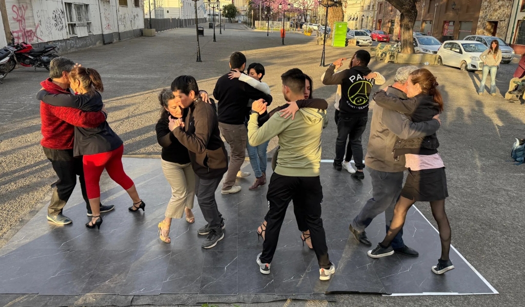 Con un abrazo tanguero, el Paseo Ameghino vibró al ritmo del 2X4
