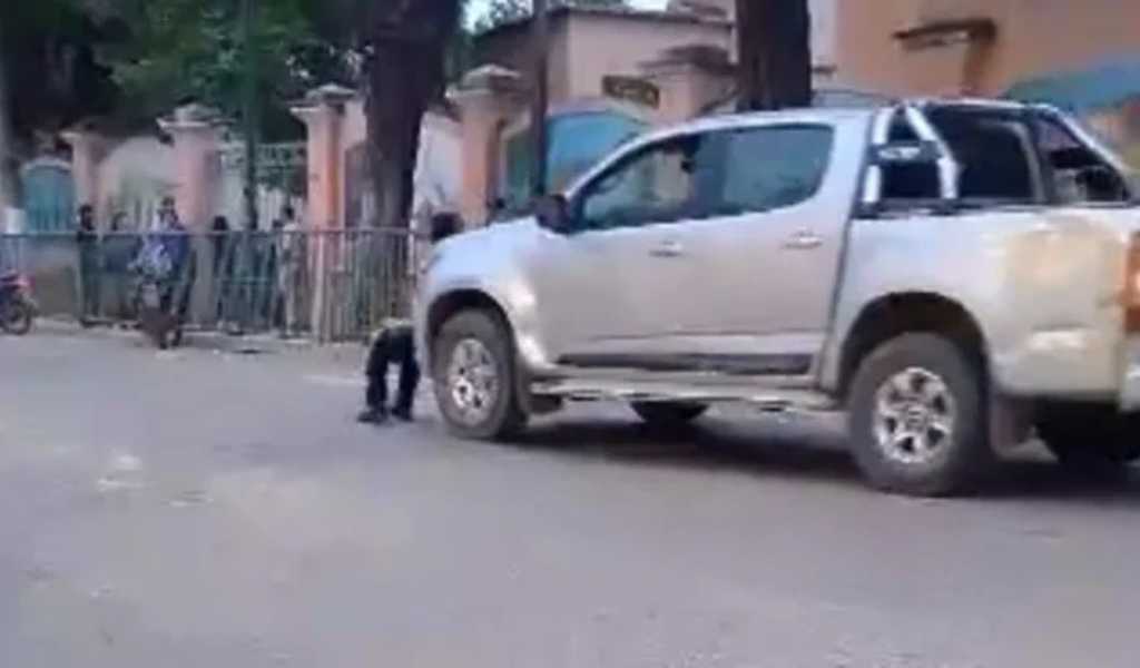 En Tartagal un hombre arrastró con su camioneta a un agente de tránsito porque le pidió que moviera su vehículo