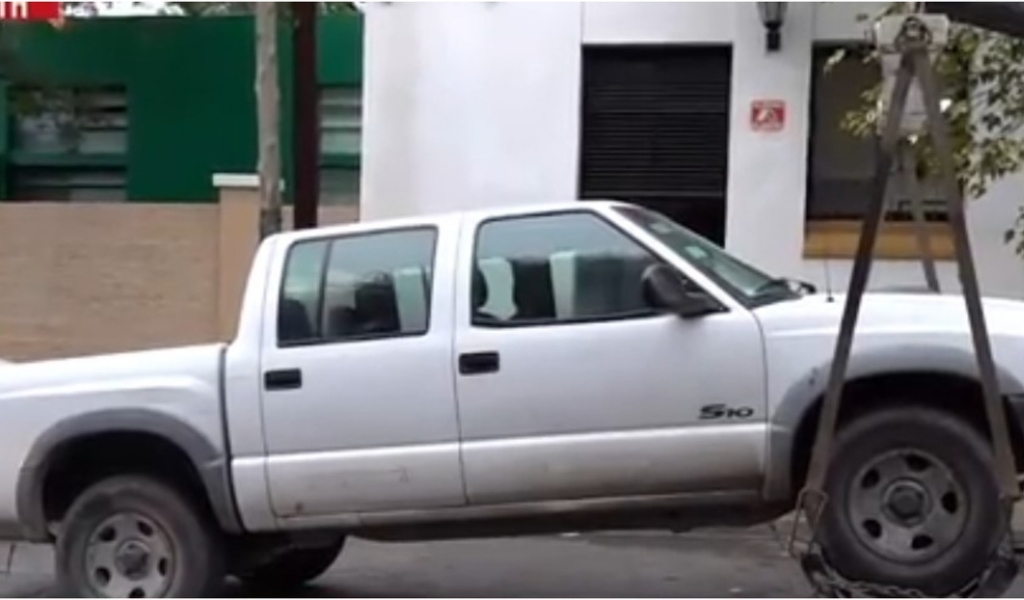 Ocurrió en el centro salteño: Un conductor golpeó a un inspector de tránsito porque le realizó una multa