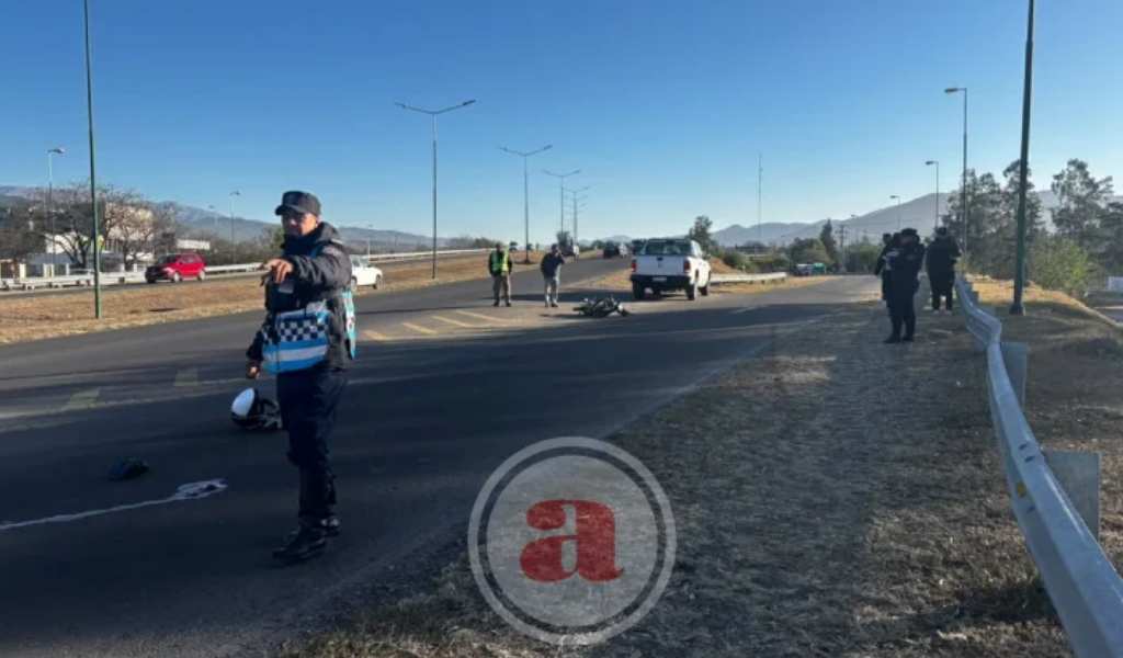 En una de las bajadas de Avenida Bolivia una camioneta embistió a un motociclista quien resultó gravemente herido