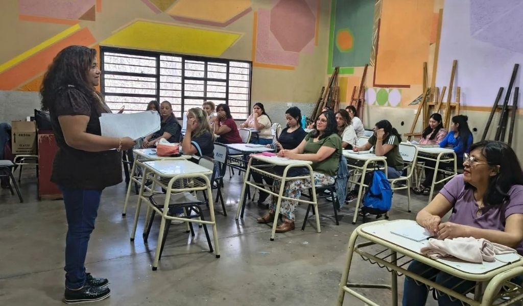 Constructoras Más: vecinas de la ciudad de Salta  se capacitan en colocación de cerámicos