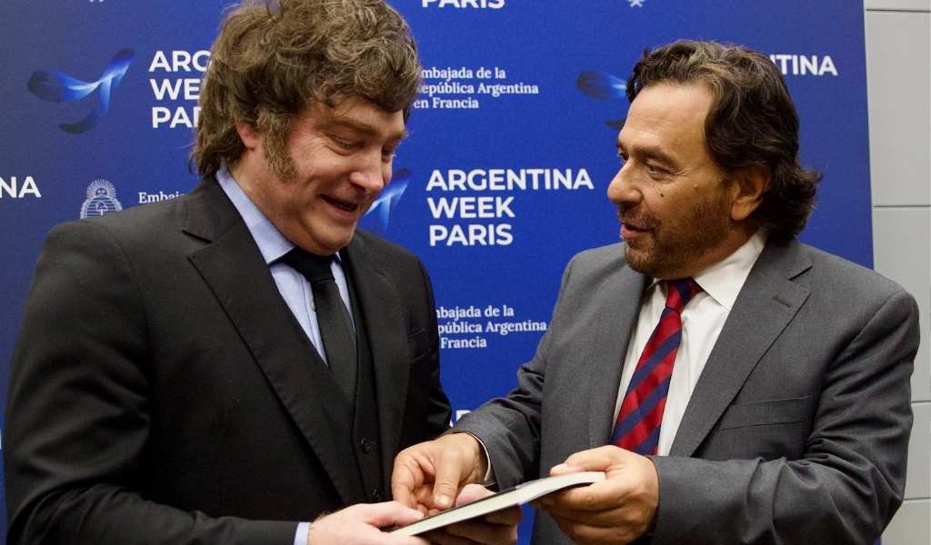 En la Argentina Week en París Sáenz le entregó a Milei un ejemplar de su libro “Federalismo y Progreso”