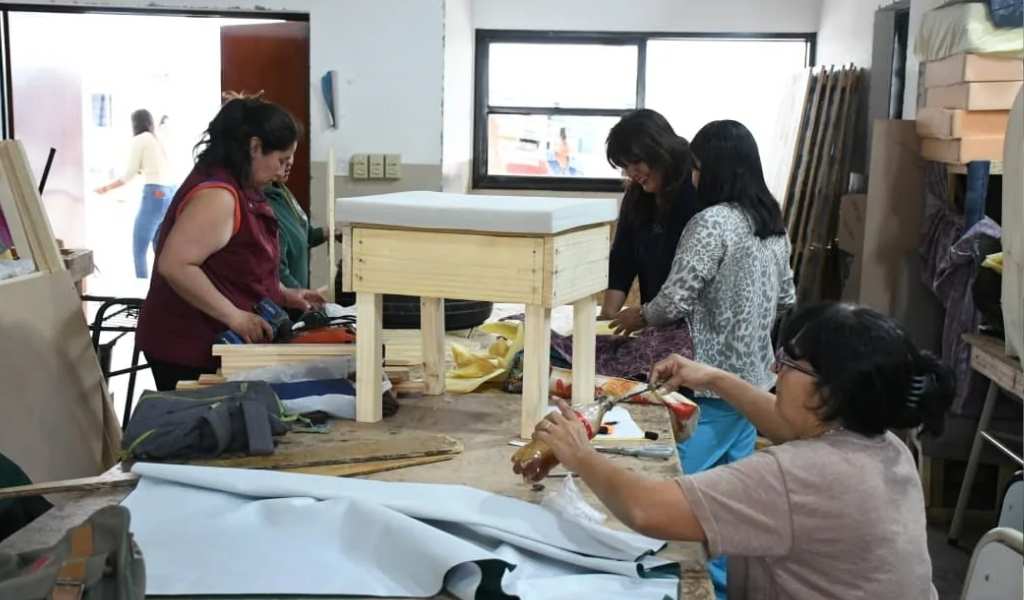 Constructoras Más: Vecinas de la Ciudad de Salta se forman en tapicería para sumar oportunidades laborales