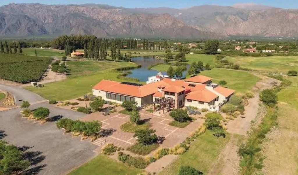 Rematan propiedades millonarias a un estadounidense y a un británico en La Estancia de Cafayate por deudas de expensas