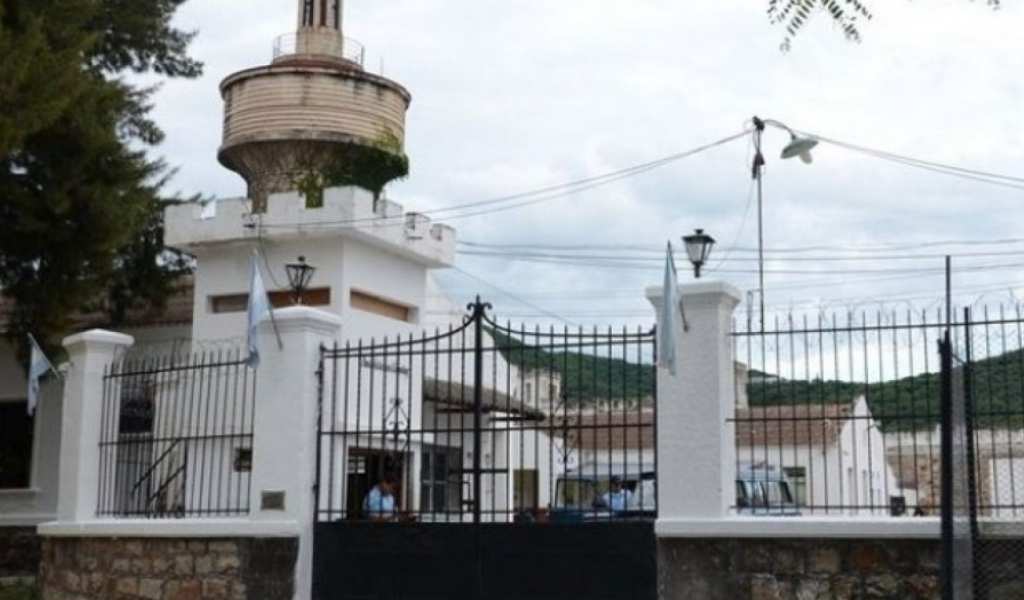 El preso apuñalado en Villa Las Rosas permanece en terapia intensiva en el Hospital San Bernardo