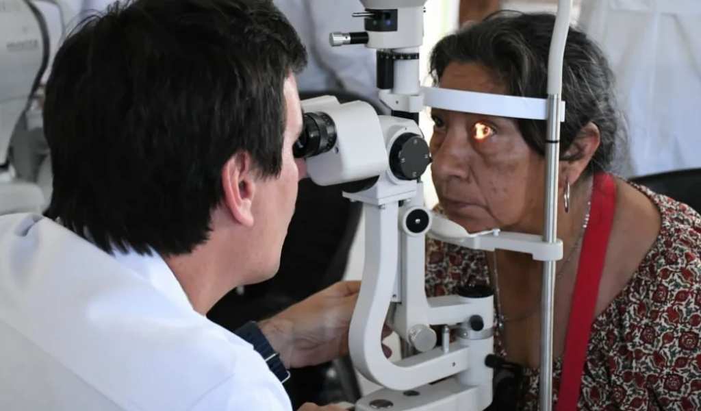 Cuidar la vista es cuidar a la comunidad: La Municipalidad de Salta y la Fundación Saravia Olmos llevaron el programa “Salta Libre de Cataratas” a la zona norte