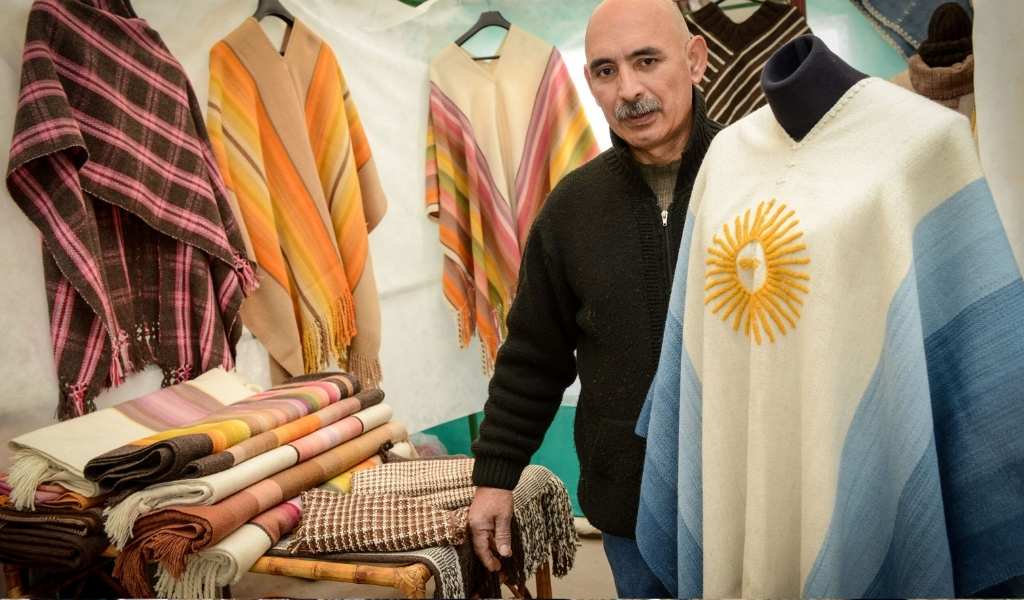 La historia del poncho de La Sole, la prenda catamarqueña que se lució en la despedida a Messi