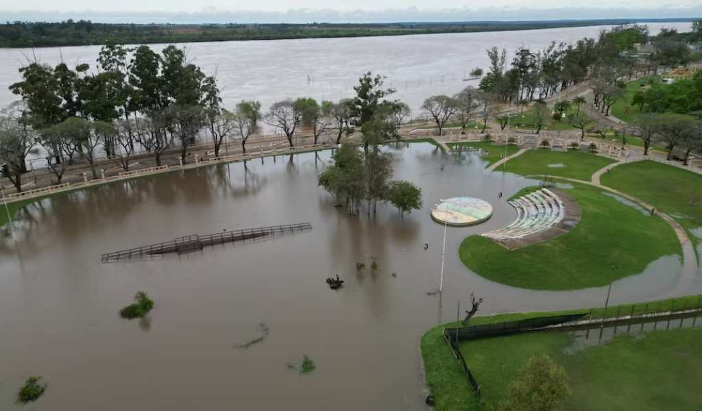 El Niño ya impacta en el Litoral: primeras evacuaciones y restricciones fronterizas con Uruguay y Brasil