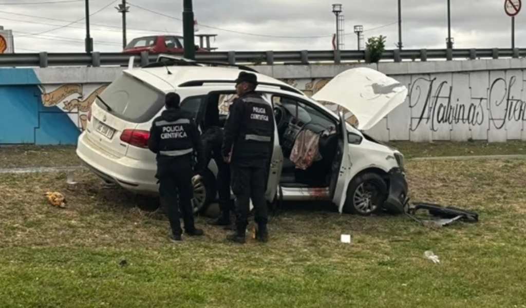 Siniestro vial en cercanía de la rotonda de Limache: dos personas internadas en código rojo tras estrellarse contra un poste