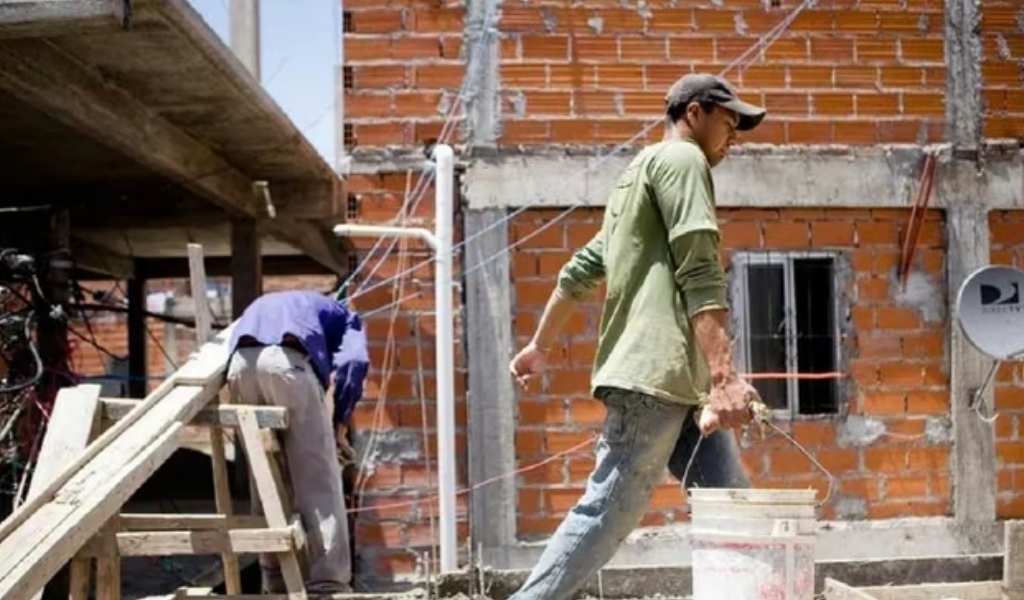 El empleo formal privado en Argentina cayó por 14º mes consecutivo: se perdieron más de 12.500 puestos